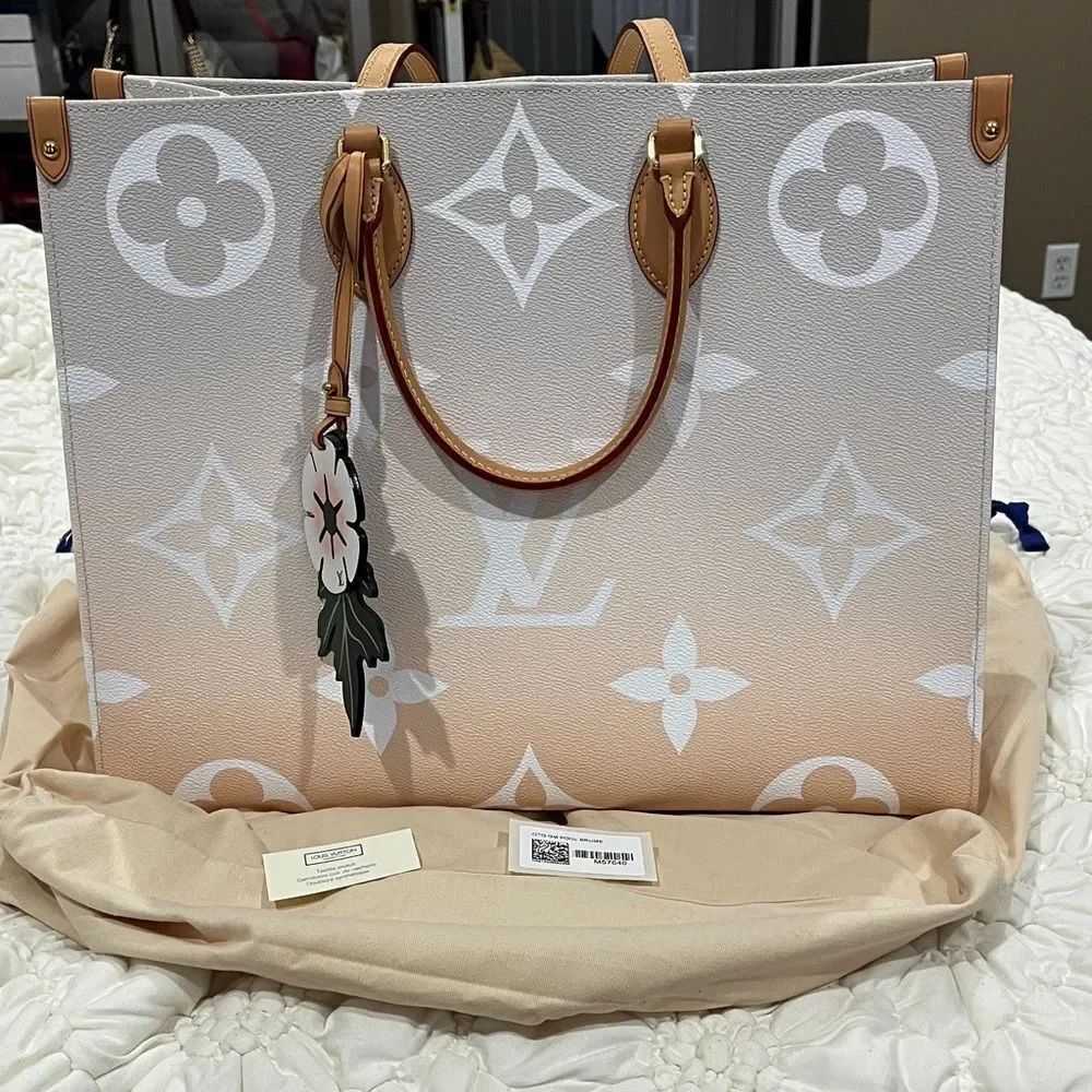 Louis Vuitton GM on the go pool collection